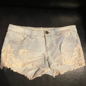 Low waist, lace detail shorts in light denim wash